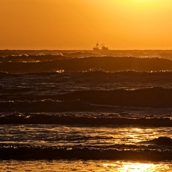Nederlandse kust, ondergaande zon met vissersboot en woeste zee van Dirk-Jan Steehouwer