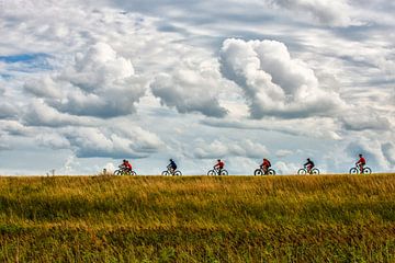 Les cyclistes sur la digue.