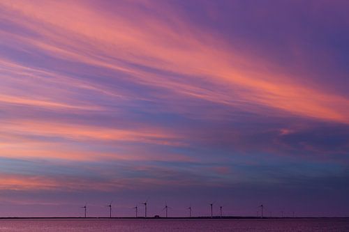 Gekleurde avondwolken boven de Oosterschelde