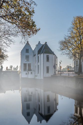 Tolhuis van Gouda op een herfstige mistochtend