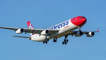 Landende Edelweiss Airbus A340-300. van Jaap van den Berg