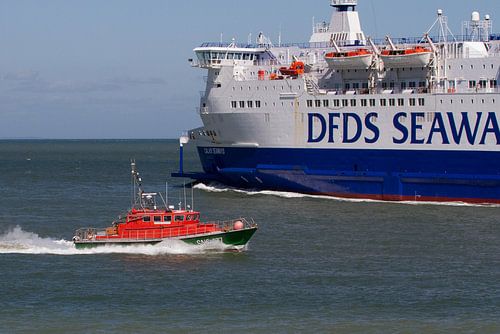 Kleurige boten, groot en klein op zee
