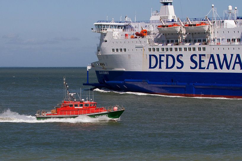 Kleurige boten, groot en klein op zee von Suzan Baars