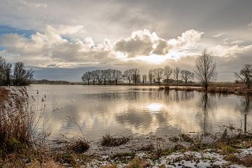 Kleiner niederländischer See im Winter