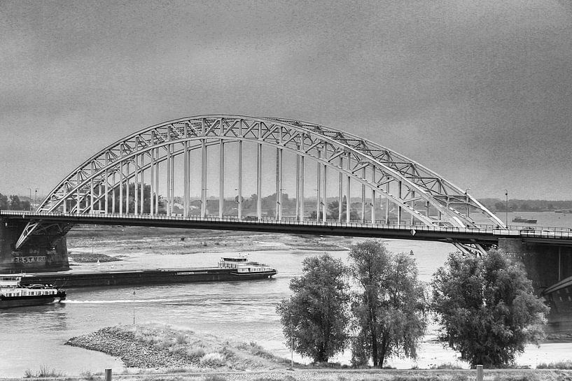 Waalbrug met schepen  in zwart/wit van Fotografie Jeronimo