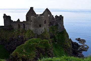 Ruines mystérieuses d'un château en bord de mer en Irlande du Nord sur Studio LE-gals