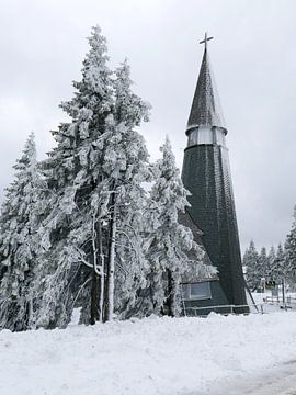 De kerk van Rogla in de Sloveense Alpen in een besneeuwd landschap. van Gert Bunt