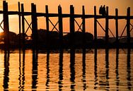 Sonnenuntergang an der Bein-Brücke Myanmar mit Mönchssilhouetten von Francisca Snel Miniaturansicht