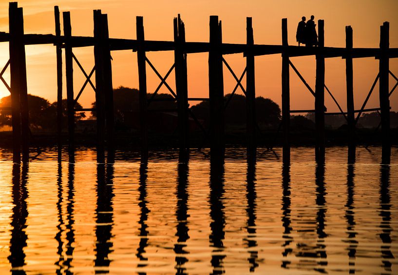 Sonnenuntergang an der Bein-Brücke Myanmar mit Mönchssilhouetten von Francisca Snel