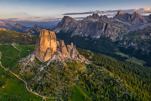 Cinque Torri Sonnenaufgang im Sommer Luftaufnahme