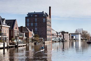 Huizen en apartementen langs rivier de Oude Rijn bij Bodegraven