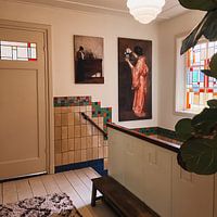 Photo de nos clients: Intérieur avec la femme de l'artiste debout devant une commode en train de lire, Carl Holsøe, sur ArtFrame