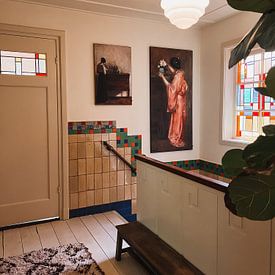 Klantfoto: Interieur met de vrouw van de kunstenaar die bij een ladekast staat te lezen, Carl Holsøe (gezien bij vtwonen), als ArtFrame