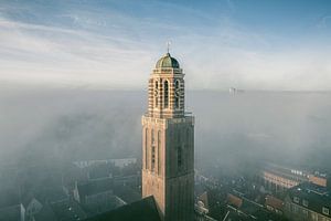 Peperbus-Kirchturm in Zwolle über dem Nebel
