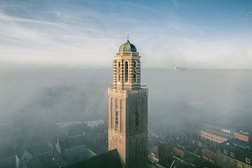 Le clocher de l'église Peperbus à Zwolle au-dessus de la brume sur Sjoerd van der Wal Photographie