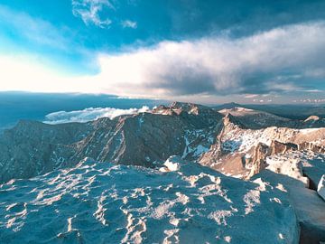 Top of the world on Mt. Whitney at 4.421 meters van Marc van den Elzen