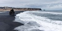 Black Sand Beach bij  Vik, IJsland van Hans Brinkel thumbnail