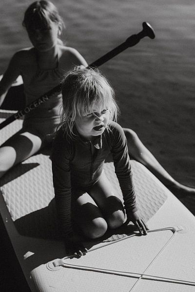 Auf dem Sup - Kinder und Sommergefühle | Schwarz-Weiß-Fotodruck von Linn Fotografie