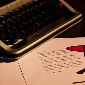 Schreibmaschine mit rosa Brille von Rudy Rosman