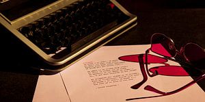 Machine à écrire avec des lunettes roses sur Rudy Rosman