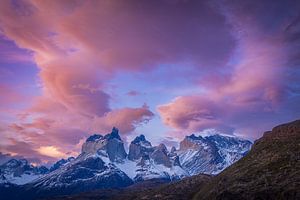 Sonnenuntergang über dem beeindruckenden Paine-Gebirgsmassiv