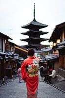 Femme en kimono devant Hokan-ji