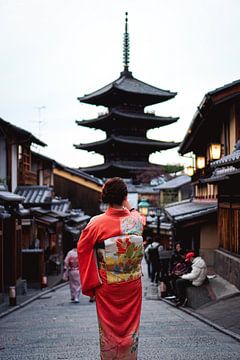 Vrouw in kimono voor Hokan-ji van Mert Sezer