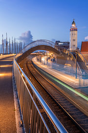 Harlingen vuurtoren en strepen van voorbij rijdende trein van KB Design & Photography (Karen Brouwer)