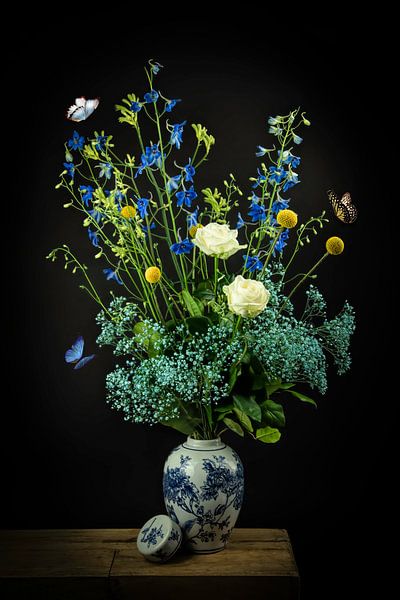 Stilleven: Boeket bloemen in een Delfts blauwe vaas van Marjolein van Middelkoop