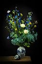 Stilleven: Boeket bloemen in een Delfts blauwe vaas van Marjolein van Middelkoop thumbnail