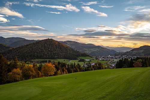 Zonsondergang in de herfst met uitzicht op de Hochgrat en de Allgäuer Alpen bij Oberstaufen