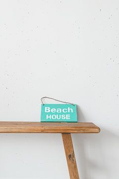 Strandhuis bankje met Beach house bordje van Marie-José Brandsen