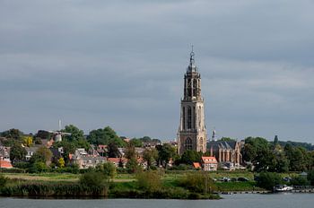 Rhenen Nederland Cunerakerk uit de 15e eeuw gezien vanaf de overkant van de Nederrijn.