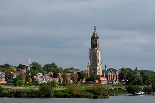 Rhenen Nederland Cunerakerk uit de 15e eeuw gezien vanaf de overkant van de Nederrijn.