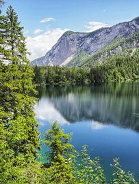 Majestätische Felsformationen ragen eindrucksvoll in den Himmel: Die Drei Zinnen präsentieren sich in perfektem Licht, umgeben von schroffen Gipfeln, alpinen Wegen und karger Hochgebirgslandschaft.
