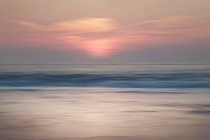 Abstracte zonsondergang Scheveningen van Arjen Roos