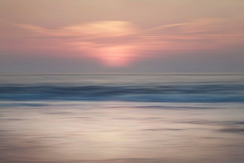 Abstracte zonsondergang Scheveningen van Arjen Roos
