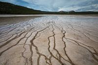 Kleurrijke voorgrond bij zwavelbron