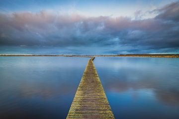 Un magnifique coucher de soleil coloré sur 't Roegwold à Slochteren à Groningen. sur Bas Meelker