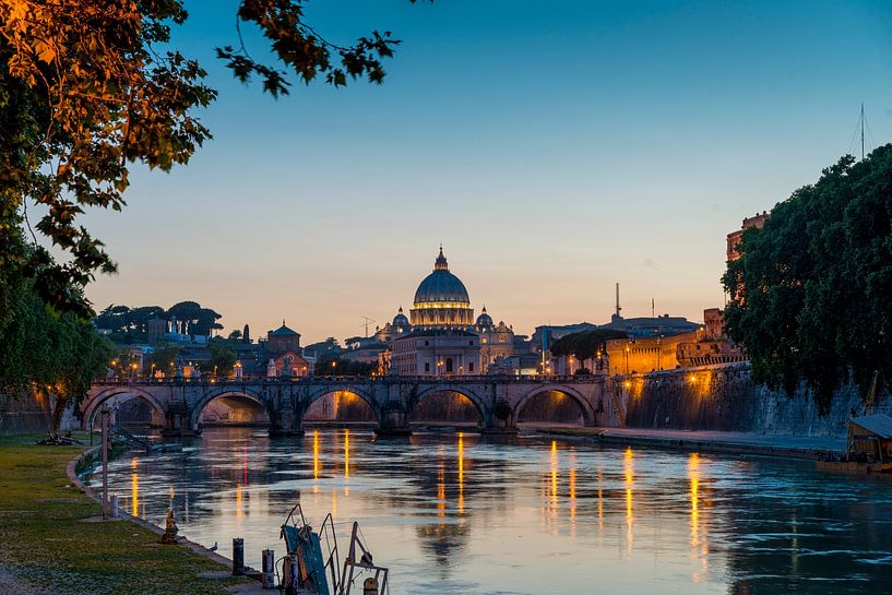 Zonsondergang in Rome bij de rivier Tiber, Italie. van Ruurd Dankloff
