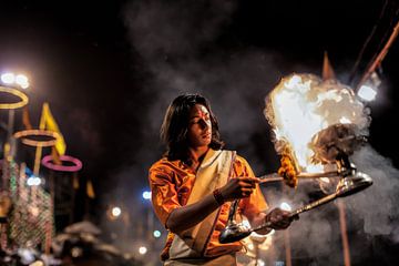 Ein Mönch entzündet ein Feuer während einer hindustanischen Zeremonie am Ufer des Ganges in Varanasi