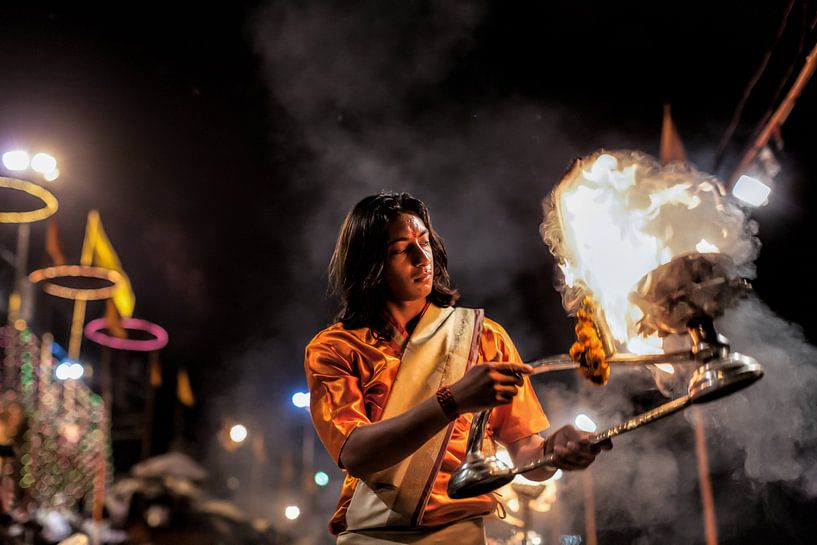 Monnik ontsteekt vuur tijdens hindustaanse ceremonie aan de oever van de Ganges in Varanasi India. W van Wout Kok