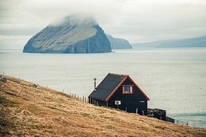 Huisje op een klif in de Faeröer Eilanden van Expeditie Aardbol