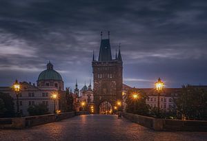 L'aube sur le pont Charles à Prague