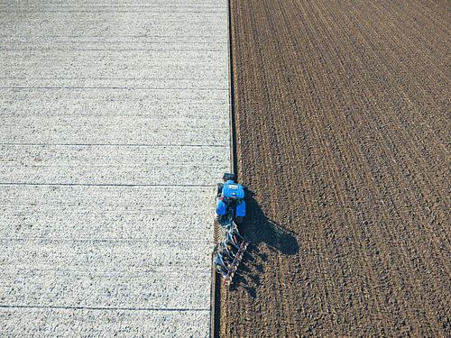 Tractor ploegt de grond voor het planten van gewassen 