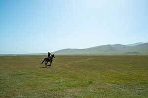 Paard rijden in Kirgizië van Mickéle Godderis