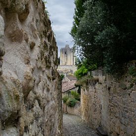 Steeg lijdend naar de toren van Saint-Émilion, Nouvelle-Aquitaine van Jochem van der Meer