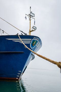 Fischerboot im Hafen von West-Terschelling von Youp Lotgerink