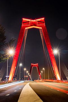 De Willemsbrug in Rotterdam in de avond