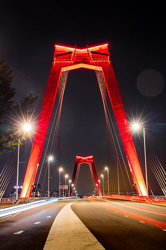 De Willemsbrug in Rotterdam in de avond